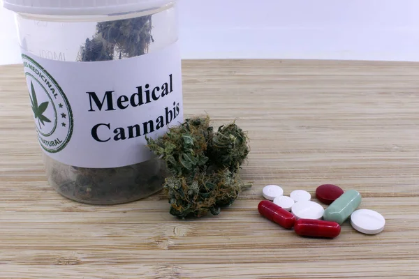 Dosificación de marihuana medicinal y píldoras químicas — Foto de Stock