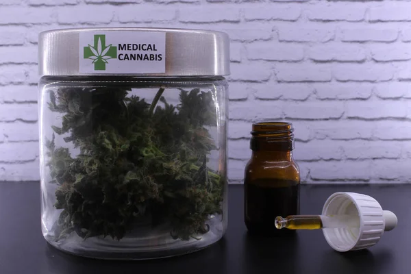 Botões de cannabis medicinal e óleo de maconha — Fotografia de Stock