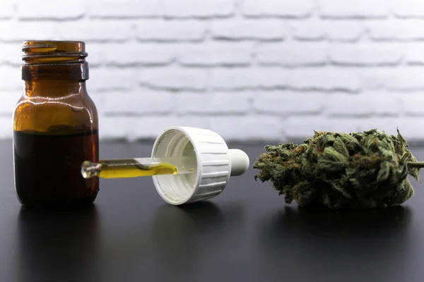 Bourgeons et huile de marijuana médicinale pour les douleurs — Photo