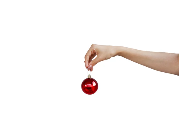 Weihnachten, Dekoration, Feiertage und Menschen-Konzept - Nahaufnahme einer Frau, die eine rote Weihnachtskugel hält. — Stockfoto