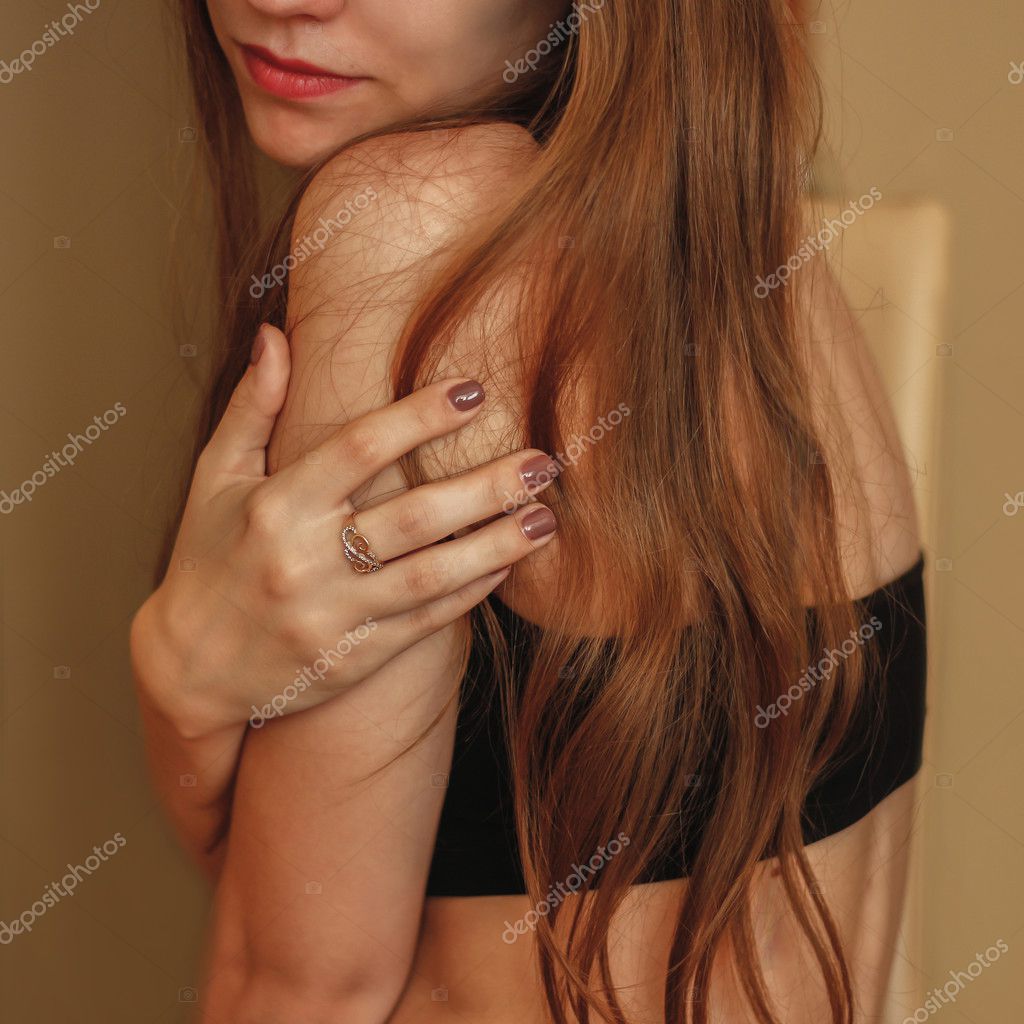 zhenshina-sidit-na-litse-devushki-trahayut-krasivaya-pizda