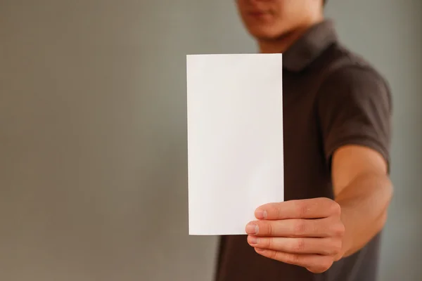 Чоловік показує чисту брошуру про білих флаєрів. Листівка презентація — стокове фото