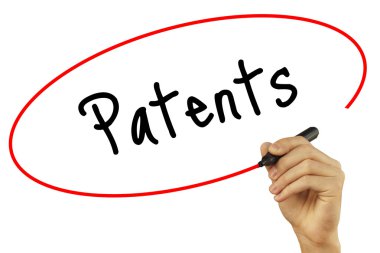 Adam el patent ile siyah kalemi görsel ekranda yazma. ISO
