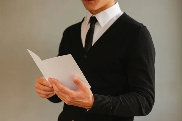 Homem de negócios mostrando folheto de folheto branco em branco. Folheto informativo — Fotografia de Stock