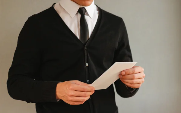 Homem de negócios mostrando folheto de folheto branco em branco. Folheto informativo — Fotografia de Stock