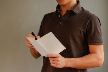 Boş beyaz el ilanı broşür kitapçıkta notlar kılıyor. Broşür p