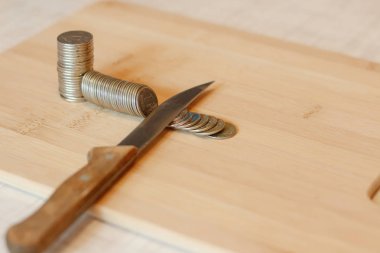 Sikke yığını kesme bıçağı. Bütçe kavramı, kesikler, tasarruf, r