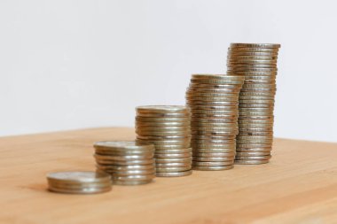 İş Finans ve para kavramı. Sikkelerin beş büyüyen yığınları