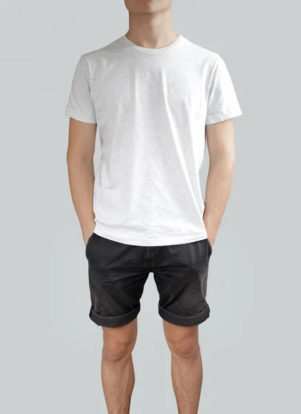 Vit t-tröja och svarta shorts på en ung man mall på grå b — Stockfoto