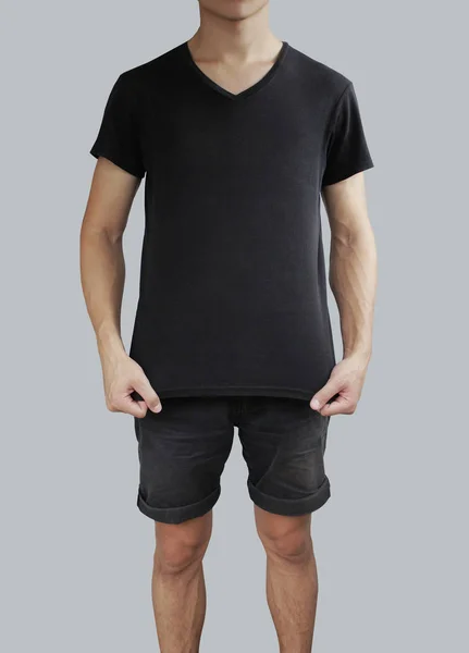 Camiseta negra estirada y pantalones cortos negros en una plantilla de hombre joven —  Fotos de Stock