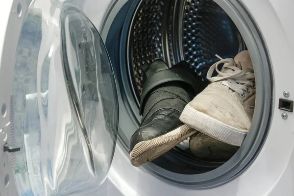 Грязные черно-белые кроссовки в стиральной машине . — стоковое фото