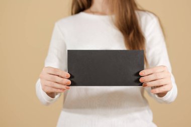 Kız gösteren boş siyah el ilanı broşür kitapçık. Broşür mevcut