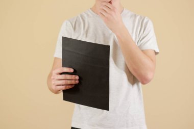 Siyah A4 kağıt tutan adam. Okuyun kitapçığın. Broşür tanıtımı. 