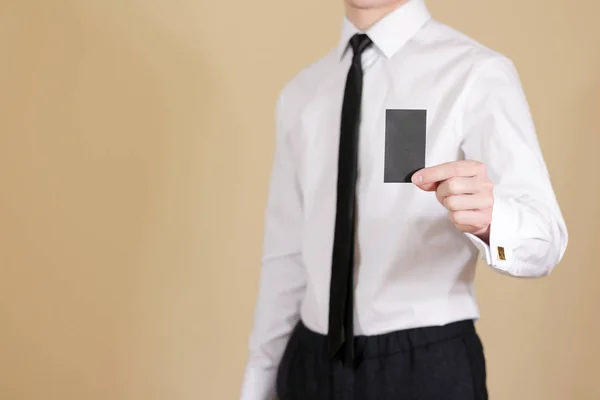 Um homem com um cartão preto. Apresentação do folheto. Panfleto segurar a mão — Fotografia de Stock