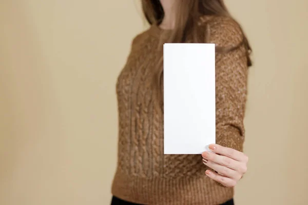 Flicka visar tomma vita flyer broschyr häfte. Broschyr finns — Stockfoto