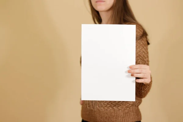 女孩抱着白色 A4 白纸垂直。单张高分。 — 图库照片