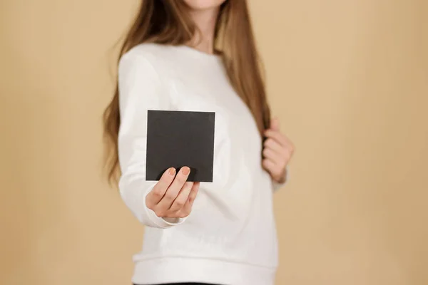 女孩显示空白的黑色方形传单小册子小册子。宣传单张 — 图库照片