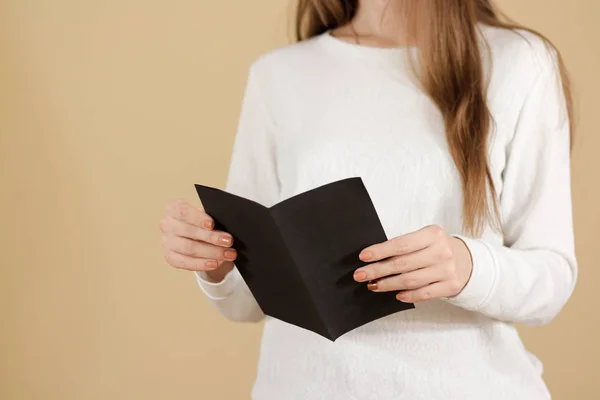 Chica leyendo folleto folleto volante negro en blanco. Folleto presente — Foto de Stock