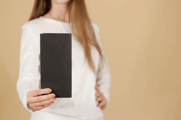 女孩显示空白的黑色传单小册子小册子。本单张 — 图库照片