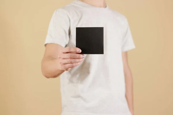 Człowiek wyświetlone puste czarny kwadrat Ulotka broszura broszury. Ulotka p — Zdjęcie stockowe