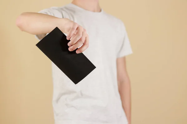 Человек, показывающий брошюру с чёрными листовками. Брошюра p — стоковое фото