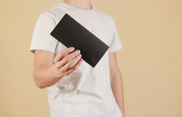 Un hombre mostrando un folleto de folleto de volante negro en blanco. Prospecto p — Foto de Stock