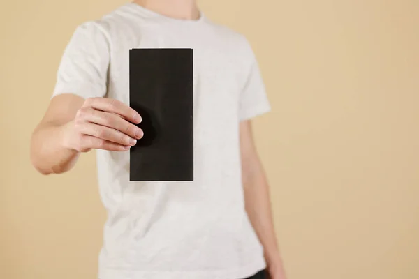 Hombre mostrando folleto de folleto negro en blanco. Folleto presentado — Foto de Stock
