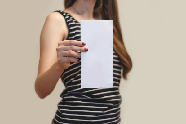 Flicka visar tomma vita flyer broschyr häfte. Broschyr finns — Stockfoto