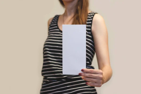 Mädchen zeigt leeres weißes Flyer-Broschüre. Faltblatt vorhanden — Stockfoto