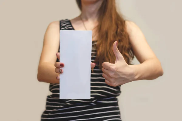 Muchacha mostrando folleto de folleto blanco en blanco. Folleto presente — Foto de Stock