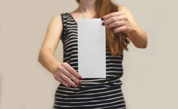 Muchacha mostrando folleto de folleto blanco en blanco. Folleto presente — Foto de Stock