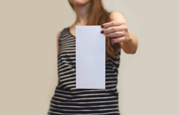 Kız gösteren boş beyaz el ilanı broşür kitapçık. Broşür mevcut — Stok fotoğraf