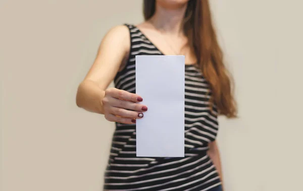 Muchacha mostrando folleto de folleto blanco en blanco. Folleto presente — Foto de Stock