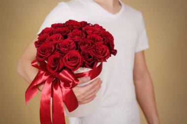 El zengin hediye buket 21 kırmızı holding beyaz t tişörtlü adam