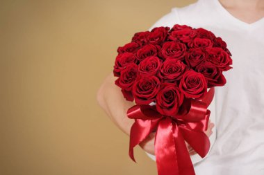 El zengin hediye buket 21 kırmızı holding beyaz t tişörtlü adam