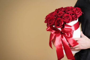 Adam el zengin hediye buket 21 kırmızı tutarak siyah t shirt