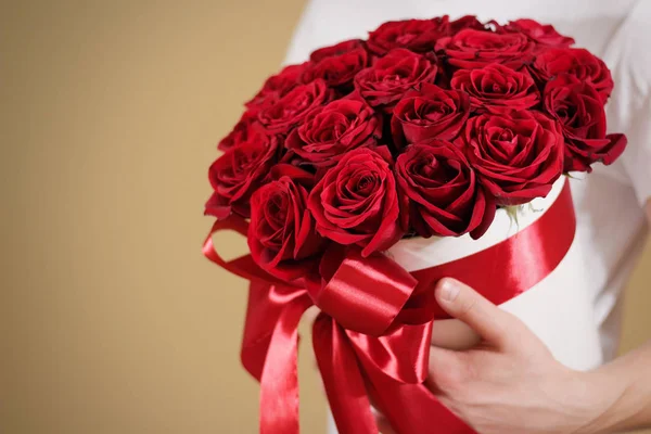 El zengin hediye buket 21 kırmızı holding beyaz t tişörtlü adam