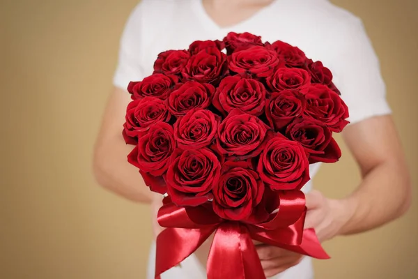 El zengin hediye buket 21 kırmızı holding beyaz t tişörtlü adam