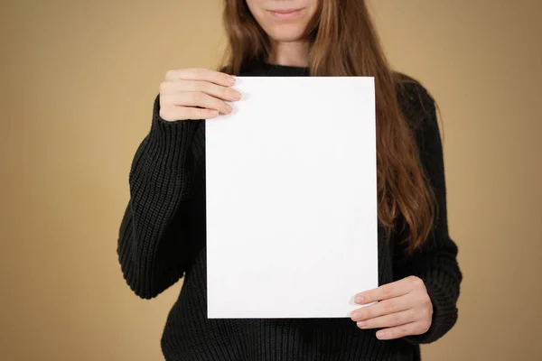 Menina segurando papel branco A4 em branco. Apresentação do folheto. Panfleto — Fotografia de Stock