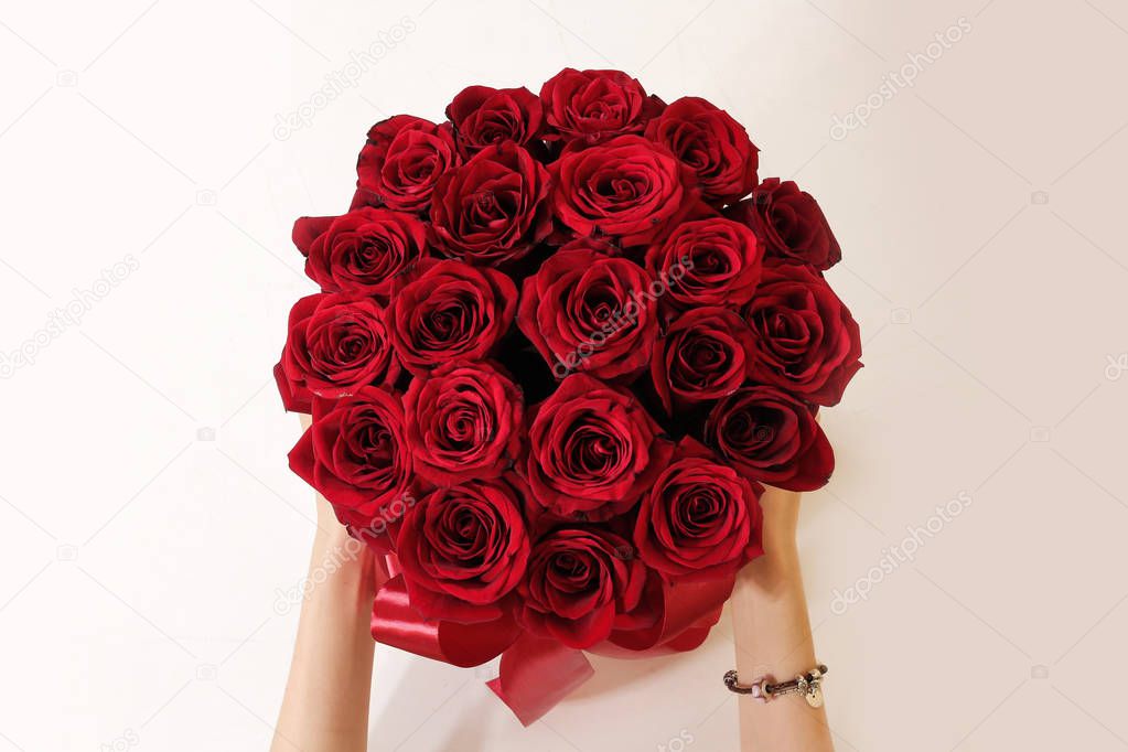 Hands holding top view of luxury bouquet of red roses top view w