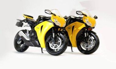 Krasnoyarsk, Rusya Federasyonu - 06 Ocak 2017: iki sarı Honda Cbr oyuncak 