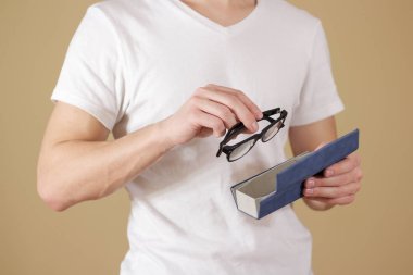 Bac ile izole diye gözlük erkek beyaz t gömlek el koyar