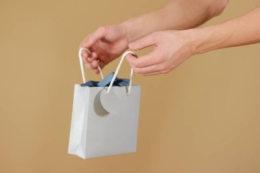 Boş mavi kağıt hediye çantası elinde tutan sahte yürekleri. E