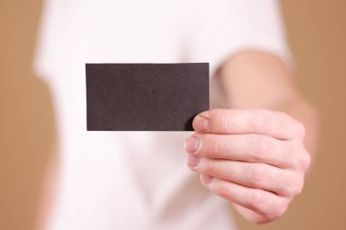 Adam gösteren siyah kart. Broşür sunumu. Broşür elini tut