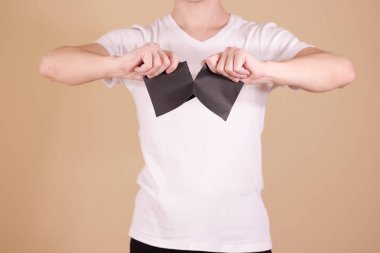 Adam bir kağıt parçası yarısı boş siyah el ilanı broşür yırtılma 