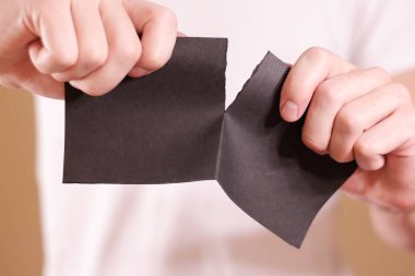 Adam bir kağıt parçası yarısı boş siyah el ilanı broşür yırtılma 