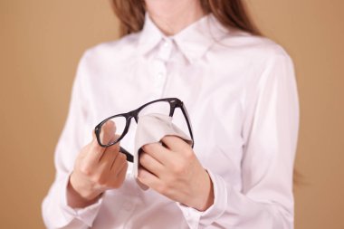 Kadın temizlik gözlük lens izole arka plan ile el