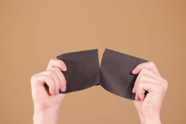 Adam bir kağıt parçası yarısı boş siyah el ilanı broşür yırtılma 