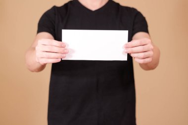 Adam gösteren boş beyaz el ilanı broşür kitapçık. Broşür presenta