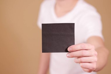 Adam gösteren boş siyah kare el ilanı broşür kitapçık. Broşür p